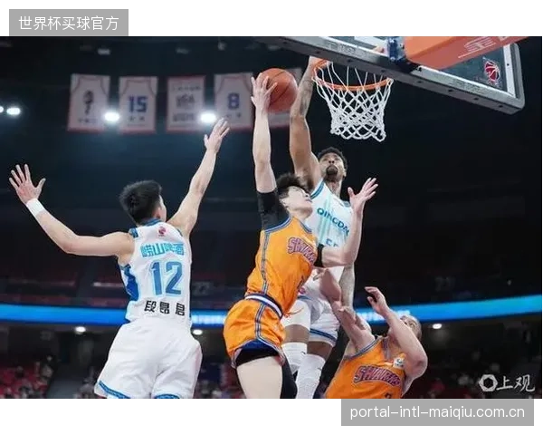 怀特塞德的加盟极大增强了上海队内线二次进攻能力，进攻篮板数据仅次于周琦。